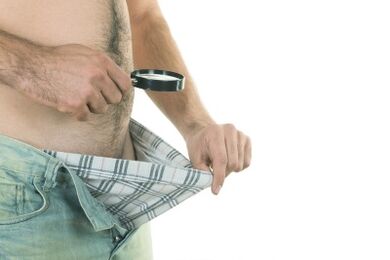 Hiji lalaki neuteup siritna, hayang nambahan ukuranana